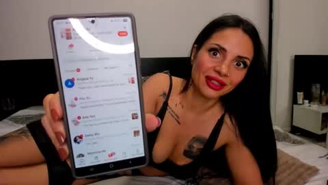 Snapshot of evelynneshawn chatting on April 2026 11:07:01 PM Evelyne online show from April 2026 11:07:01 PM