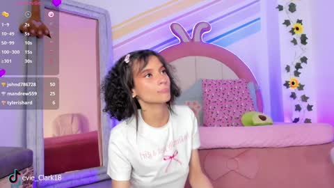 Snapshot of evie_clark_ chatting on January 2025 07:17:01 PM My name is Evie nice to meet you really get to know me better private is open online show from January 2025 07:17:01 PM
