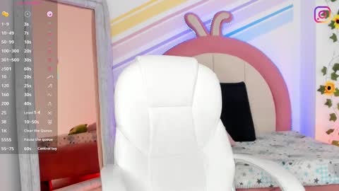 Snapshot of evie_clark_ chatting on February 2025 06:30:01 PM My name is Evie nice to meet you really get to know me better private is open online show from February 2025 06:30:01 PM