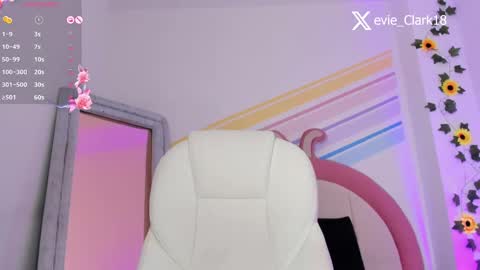 Snapshot of evie_clark_ chatting on March 2025 08:00:02 PM My name is Evie nice to meet you really get to know me better private is open online show from March 2025 08:00:02 PM