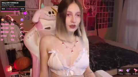 Evie online show from October 2025 10:44:02 PM