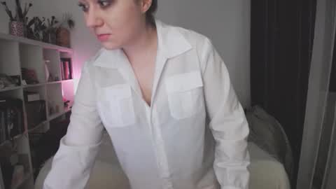 Snapshot of eviecuster chatting on October 2025 08:07:01 PM Im gonna be on in 2 hours online show from October 2025 08:07:01 PM