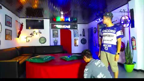 extrangers online show from November 2025 01:04:01 PM