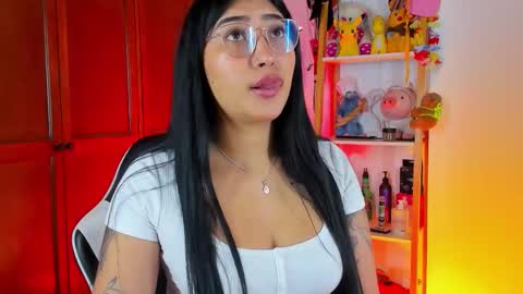 Snapshot of eymy_hadid_ chatting on December 2025 08:57:01 PM Emily online show from December 2025 08:57:01 PM