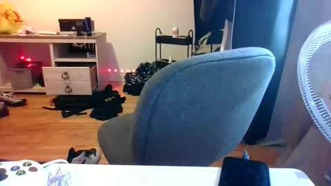 Snapshot of ezzteban935 chatting on April 2026 07:31:02 PM ezzteban935 online show from April 2026 07:31:02 PM