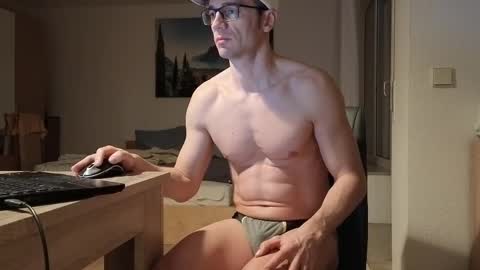 Snapshot of f24570a chatting on March 2025 06:37:01 AM Mick online show from March 2025 06:37:01 AM
