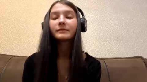 Aurora 18yo online show from November 2025 09:25:01 AM
