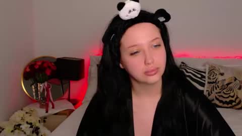 Felicia Herceg online show from November 2025 05:48:02 PM