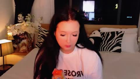 Felicia Herceg online show from November 2025 07:54:01 PM