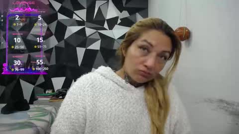 Snapshot of fenix_purple chatting on December 2025 10:39:01 PM FENIX online show from December 2025 10:39:01 PM