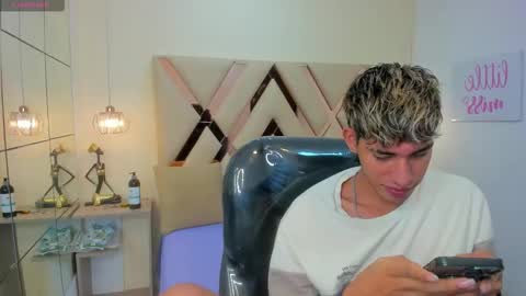 FER PHOENIX online show from November 2025 03:40:02 AM