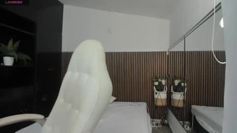 Freyja  online show from November 2025 04:50:01 PM