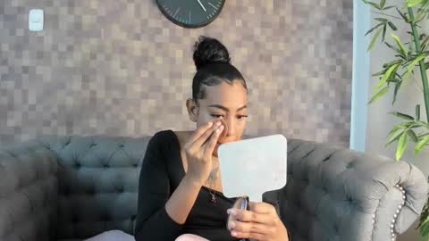 Flavia online show from October 2025 07:25:01 PM