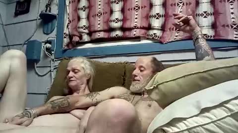 Snapshot of foxbodydave chatting on December 2025 10:35:01 AM foxbodydave online show from December 2025 10:35:01 AM