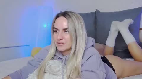 Snapshot of foxy_kimmi chatting on November 2025 06:35:02 AM Foxy Kimmi online show from November 2025 06:35:02 AM