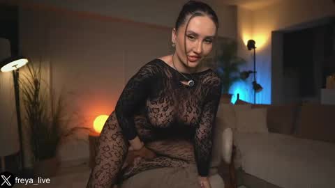 Snapshot of freya_ chatting on April 2026 06:57:02 PM Freya online show from April 2026 06:57:02 PM