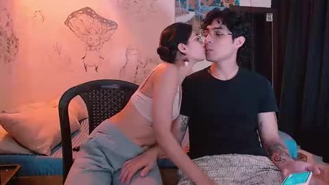Snapshot of gaia_16 chatting on May 2026 08:59:01 PM Gaia y Clayde online show from May 2026 08:59:01 PM