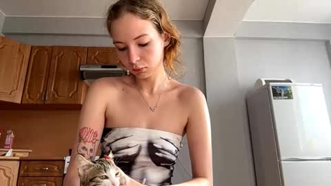 Snapshot of geneviveseay chatting on September 2025 05:40:01 AM Emmi online show from September 2025 05:40:01 AM