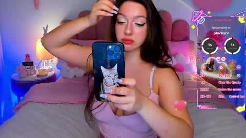 Gia online show from November 2025 01:32:01 PM