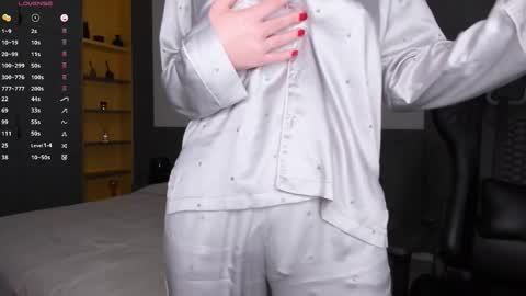 gigihadd online show from February 2026 03:41:02 PM