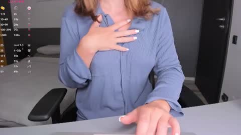 gigihadd online show from June 2026 05:38:02 PM