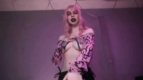        im expecting 350 thumbs up on my altar   online show from February 2026 10:28:02 PM