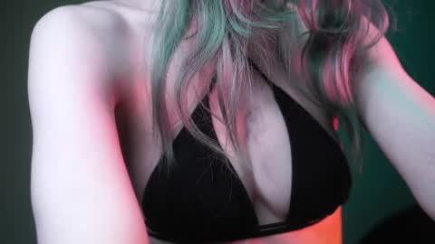        im expecting 350 thumbs up on my altar   online show from April 2026 01:42:02 AM