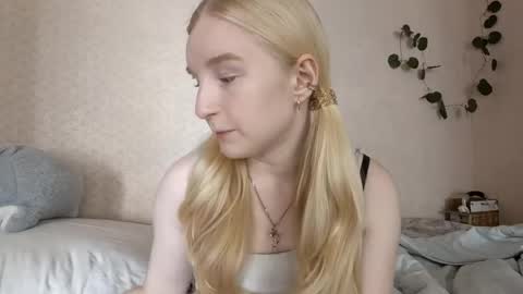 Snapshot of glennabeem chatting on May 2026 07:04:02 AM Laura online show from May 2026 07:04:02 AM