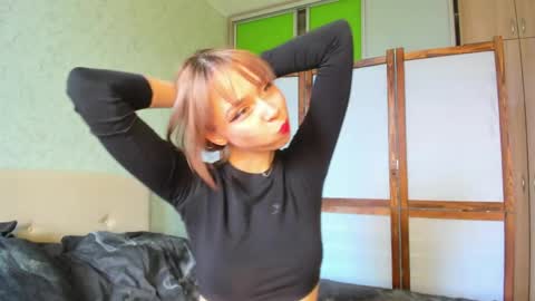 Snapshot of glitchy_doll chatting on May 2026 04:42:02 AM Sara online show from May 2026 04:42:02 AM
