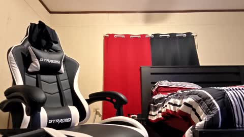 Snapshot of glomightyj chatting on April 2026 11:02:01 PM glomightyj online show from April 2026 11:02:01 PM