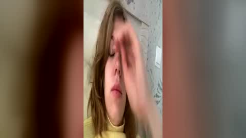 Snapshot of glossy_girl_1 chatting on June 2026 02:44:01 AM Roxy online show from June 2026 02:44:01 AM