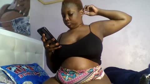 Snapshot of goldencurves_bunny chatting on July 2026 11:01:02 AM Bella online show from July 2026 11:01:02 AM