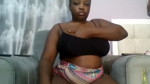 Snapshot of goldencurves_bunny chatting on August 2026 03:27:02 AM Bella online show from August 2026 03:27:02 AM