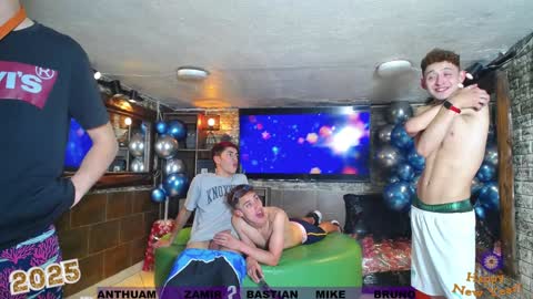 Snapshot of goldenjoi chatting on December 2024 03:53:02 PM GOLDENJOI online show from December 2024 03:53:02 PM