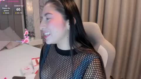 Snapshot of goodgirl22_ chatting on April 2026 01:07:01 AM Emmy online show from April 2026 01:07:01 AM