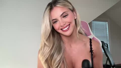 Gracie online show from November 2025 08:07:01 PM