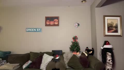 Snapshot of greenxxxqueen chatting on December 2024 06:11:01 AM SexQueen Nikki online show from December 2024 06:11:01 AM