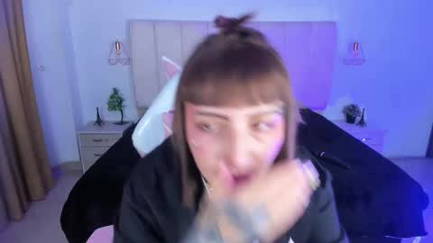 gyal_8_ online show from November 2025 03:54:01 AM