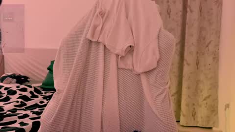 Snapshot of h2h0e chatting on April 2026 08:31:01 PM Lana online show from April 2026 08:31:01 PM