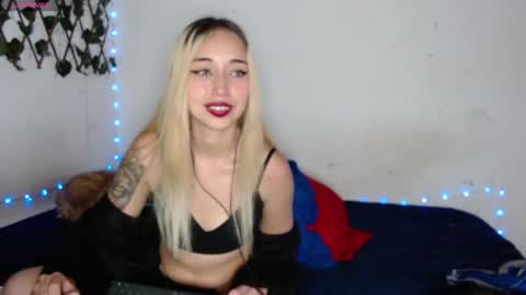 Snapshot of hallie_cam chatting on October 2025 08:05:02 PM reashell online show from October 2025 08:05:02 PM