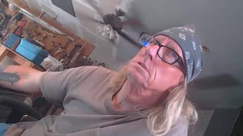 handystud33 online show from April 2026 04:01:02 PM