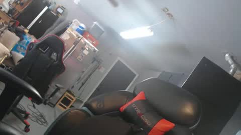 Snapshot of handystud33 chatting on April 2026 05:06:01 PM handystud33 online show from April 2026 05:06:01 PM