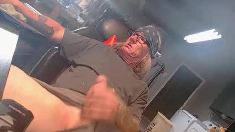 Snapshot of handystud33 chatting on May 2026 09:03:01 AM handystud33 online show from May 2026 09:03:01 AM