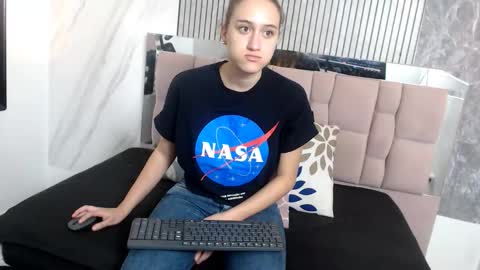 Snapshot of hanna__palmer1 chatting on November 2025 12:09:02 PM Hanna Palmer online show from November 2025 12:09:02 PM