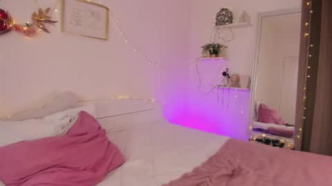 Snapshot of hannacrush chatting on May 2026 08:04:02 PM HannahIm a simple girl who likes gifts Lovense is activeThere are legends that in this room all your wish can come true online show from May 2026 08:04:02 PM