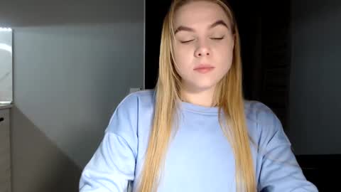 happy_fox_ online show from December 2024 10:30:02 PM