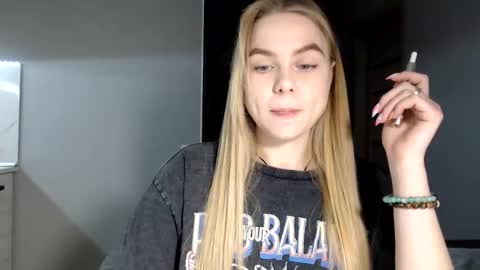 happy_fox_ online show from December 2024 09:43:01 PM