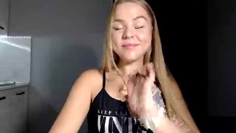 happy_fox_ online show from September 2025 09:40:02 PM