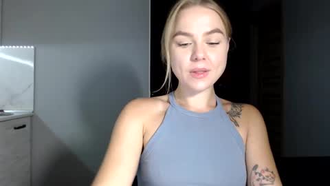 happy_fox_ online show from October 2025 09:43:02 PM