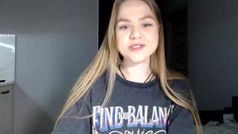 happy_fox_ online show from March 2026 09:10:01 PM